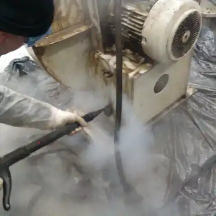 Industrijsko čišćenje suvom parom – detalj odmašćivanja u radionici