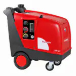 Crveni i crni Biemmedue SUPER 200-21 perač pod pritiskom sa toplom vodom (200 bar, 1260 l/h, 140°C), točkićima, regulatorima, manometrom i oznakama sa strane, namenjen za pranje i čišćenje raznih površina.