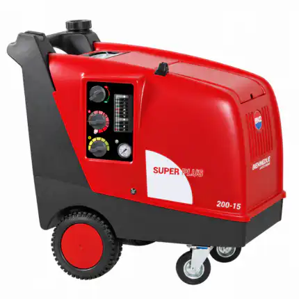 Industrijski perač Biemmedue SUPER PLUS 200-15 crveno-crne boje na točkovima, kontrolna tabla i manometar, naziv modela jasno istaknut sa strane, za pranje pod toplom vodom (200 bara, 900 l/h, 140°C), sa zaobljenim vrhom i jakom ručkom za lako upravljanje.