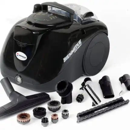 Biemmedue Libra Parocistac (185°C, 9 bara, 3,2kW) za dubinsko čišćenje prikazan je sa četkama, mlaznicama i nastavcima na beloj površini.