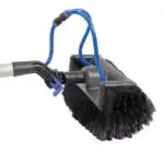 Krupni plan Teleskopskog kompleta za čišćenje solarnih panela sa crnom četkom sa čvrstim vlaknima i plavom cevčicom za čišćenje na vodu obezbeđuje trajnost.