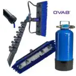 Slika prikazuje teleskopski štap za čišćenje, četku s plavim i bijelim vlaknima i OVA8 spremnik za vodu za čišćenje stakla i solarnih panela pomoću QLEEN Purastart Mini (12,5L).