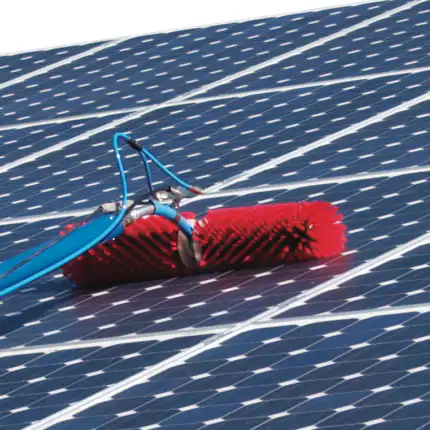 Crvena četka, kao deo naprednih mašina i opreme za čišćenje, pričvršćuje se na plavi mehanizam za bez napora čišćenje brojnih solarnih panela.