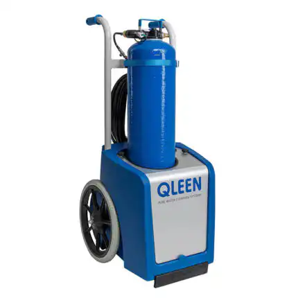 QLEEN Purastart Basis je plavo-bijeli sistem za čišćenje čiste vode za solarne panele, sa cilindričnim rezervoarom na kolicima na točkovima.