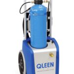 Prenosivi QLEEN Purastart E sistem za čišćenje ROTAQLEEN četkica ima plavo-beli dizajn, sa velikim rezervoarom na točkovima za lak transport. Sa baterijom za ciscenje solarnih panela