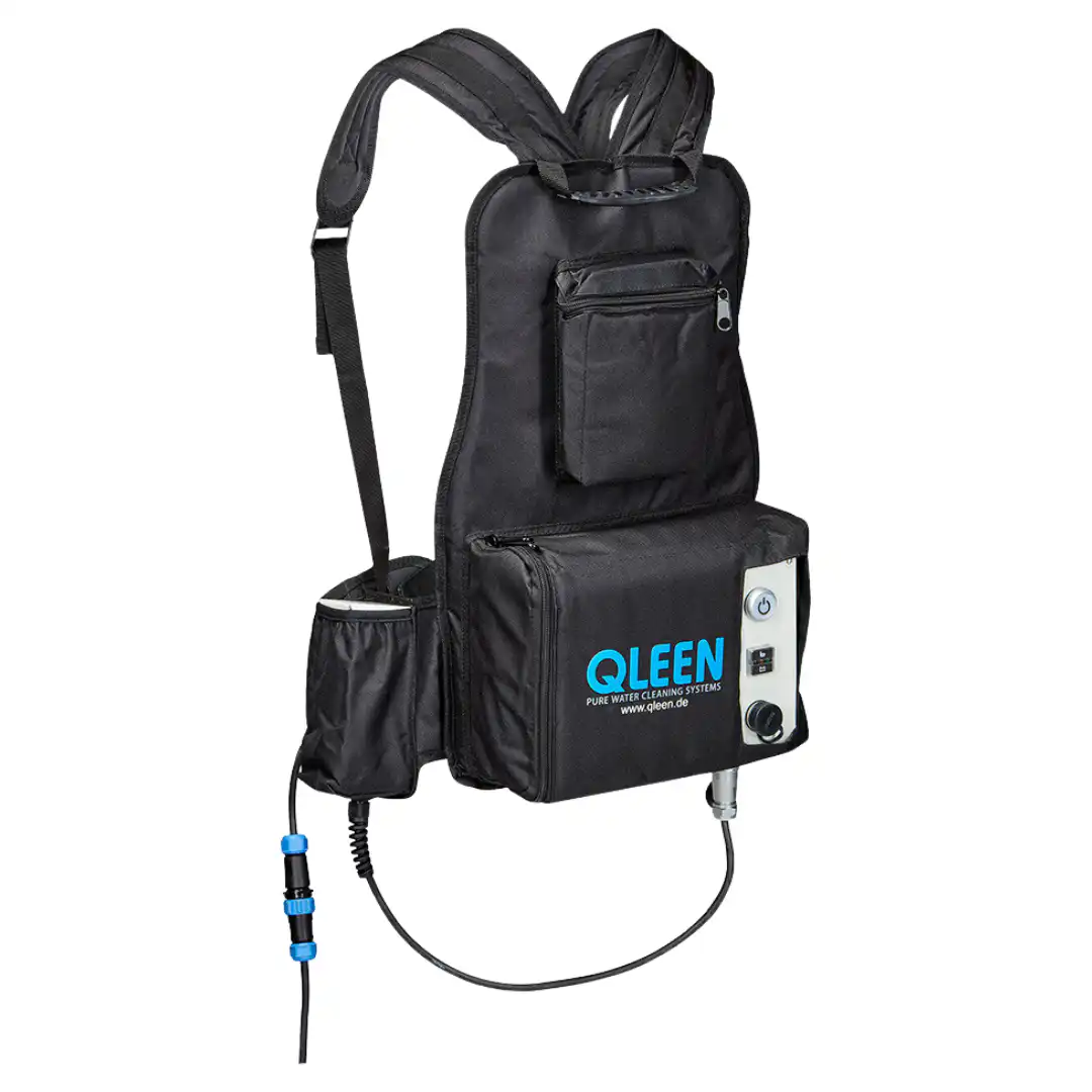 Rotaqleen Q-Power ranac-1 ROTAQLEEN Q-Power ranac s ugrađenom litijumskom baterijom (4-8h) za mobilno čišćenje stakla i fasada. Ovaj crni ruksak ima dve naramenice, intuitivne kontrole i integrirane cijevi za efikasno čišćenje vode.