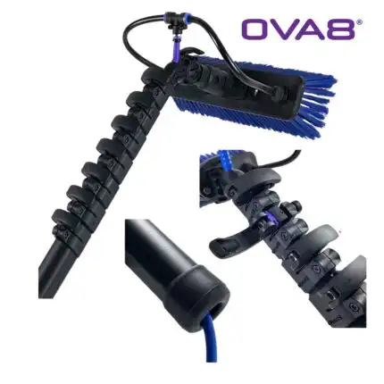 Detaljan prikaz OVA8 teleskopskog štapa od 100% karbona sa četkom za praje prozora i solarnih panela, plave dlake, podesive štipaljke i logo u uglu.