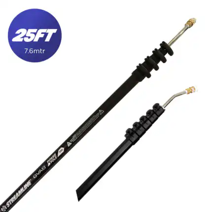 Slika teleskopskog štapa za pranje pod pritiskom od 25 stopa (7,62 metra), crni Streamline OVA8 stub od 100% kompozitnog karbona sa uglom mlaznicom za prskanje.