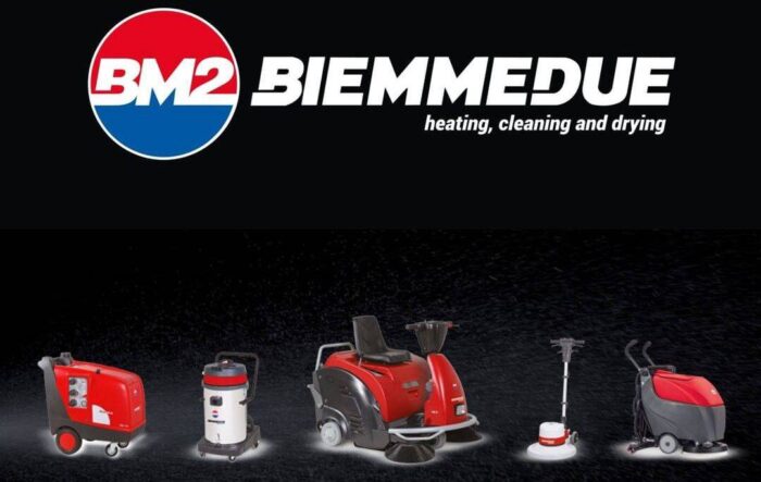 Kolekcija crvenih i crnih Biemmedue mašina za čišćenje postavljena je na tamnoj pozadini, sa logotipom BM2 Biemmedue.