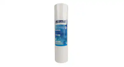 Bijeli cilindrični uložak filtera za vodu ima plavu oznaku FilterPlus, koja detaljno opisuje njegovu upotrebu u sistemima reverzne osmoze, uspravno na bijeloj boji.