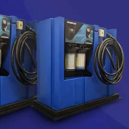 Dva sistema za filtriranje plave vode sa crevima sa leve strane i dve manje crne jedinice sa desne strane, sa naprednom tehnologijom reverzne osmoze.