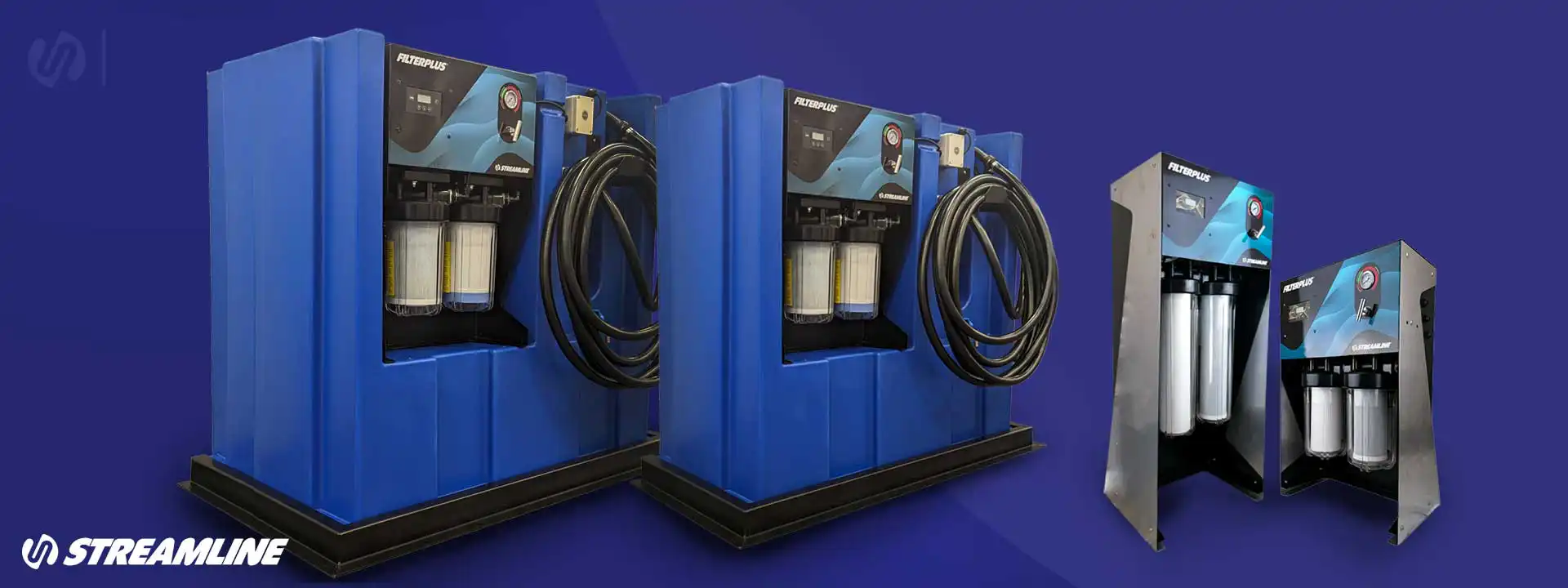 Dva sistema za filtriranje plave vode sa crevima sa leve strane i dve manje crne jedinice sa desne strane, sa naprednom tehnologijom reverzne osmoze.