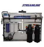 Streamline Club 250: Sistem za pranje panela i prozora (DI filter, 100Ah baterija, 6.9 bar, 250L) sadrži više cilindričnih filtera i cevi.