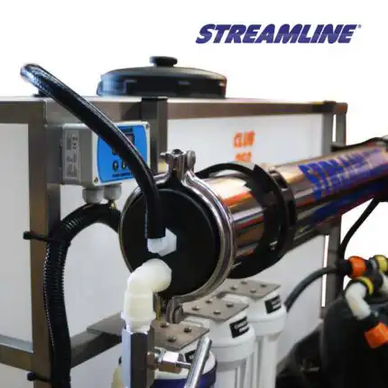 Slika izbliza prikazuje sistem vode Streamline Club 250 sa cilindričnim metalnim filterom, cijevima i kontrolama. STREAMLINE je u plavoj boji na vrhu, naglašavajući njegovu ulogu u čišćenju solarnih panela i prozora kao dio Club 250 serije.