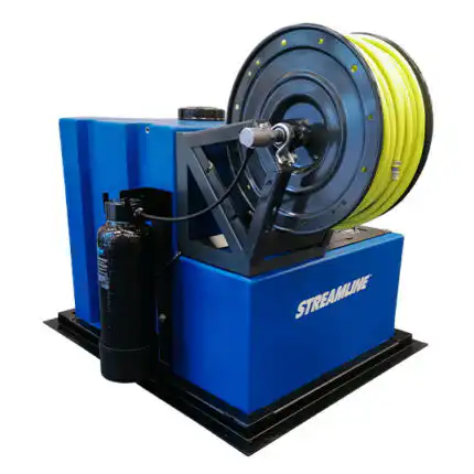 Streamline Ecostream 375 Litra je sistem za čišćenje prozora i stakla s plavom vanjštinom, kolutom za crijevo, žutim crijevom i crnim dijelovima.