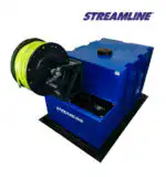 Plavi Streamline Ecostream 500 Litra čisti solarne panele i prozore, sa rezervoarom, kolutom za crevo na crnoj bazi i žutim namotanim crevom.