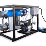 Idromatic Basic RO 1x4021 je kompaktni sistem filtracije koji sadrži plavi filter, manometar i cijevi od nehrđajućeg čelika na crnom okviru. Radi na 15 bara, 168 L/h sa snagom od 230V/350W i uključuje priključna crijeva i električni kabel za jednostavnu upotrebu.
