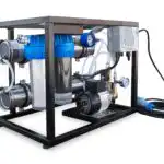 Idromatic Basic RO 1x4021 je kompaktni sistem filtracije koji sadrži plavi filter, manometar i cijevi od nehrđajućeg čelika na crnom okviru. Radi na 15 bara, 168 L/h sa snagom od 230V/350W i uključuje priključna crijeva i električni kabel za jednostavnu upotrebu.