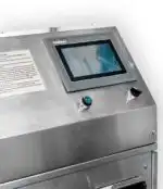 Metalni kontrolni panel parocistac Steam Italy S48 izbliza: digitalni displej, dva dugmeta. Djelomično vidljive papirne upute u gornjem lijevom kutu. Deluje industrijsko.