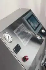 Upravljačka ploča od nehrđajućeg čelika industrijskog parocistac Steam Italy S48 ima mjerač, dugmad i digitalni zaslon. Model SI48 je pod kutom sa uputama.