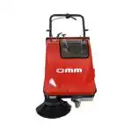 OMM 501BT je crvena mašina za čišćenje poda sa crnom prednjom četkom i stražnjom ručkom. Njegovo pravougaono tijelo ima bijeli OMM logo na vrhu.