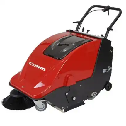 OMM 501BT, crveni podni čistač sa crnim točkovima i upravljačem, ima upravljačke poluge na vrhu, veliku prednju četku i snažan dizajn.