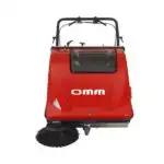OMM 701BT, crvena industrijska mašina za čišćenje podova sa crnom ručkom i četkom, ima OMM logo ispred, simbolizujući njegovu efikasnost čišćenja.