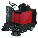 OMM Ciclope 70B. Crveno-crni čistač poda ima volan, sjedište, prednje cilindrične četke, četiri točka i narandžasto svjetlo upozorenja.