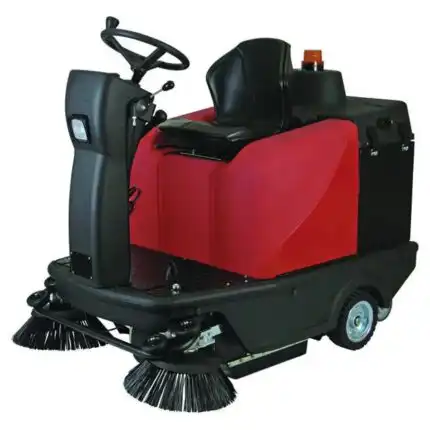 OMM Ciclope 70B. Crveno-crni čistač poda ima volan, sjedište, prednje cilindrične četke, četiri točka i narandžasto svjetlo upozorenja.