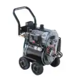 Idromatic Zeta 120-7-150 je prenosna industrijska mašina za pranje pod pritiskom s metalnim okvirom, čvrstim točkovima, kontrolnim ventilima i robusnim crevima.