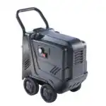 Crni prijenosni Perač pod Pritiskom Idromatic Zeta 120-7-150 ima ručku, četiri kotača i jednostavne kontrole za jednostavnu upotrebu.