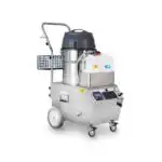 Paročistač Steam Italy 7500XL od nerđajućeg čelika na točkovima sa ručkom, cilindričnim delom, crevima, belim rezervoarom i kontrolnom pločom sa dugmadima.