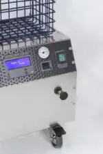 Paročistač Steam Italy 8000XL je čvrst metalni industrijski čistač s digitalnim displejom koji prikazuje SPREMNO ZA ČIŠĆENJE, dugmadima i mjeračima. Njegov dizajn sadrži mrežastu košaru na vrhu i kotačiće za laku mobilnost, savršene za efikasne zadatke čišćenja.