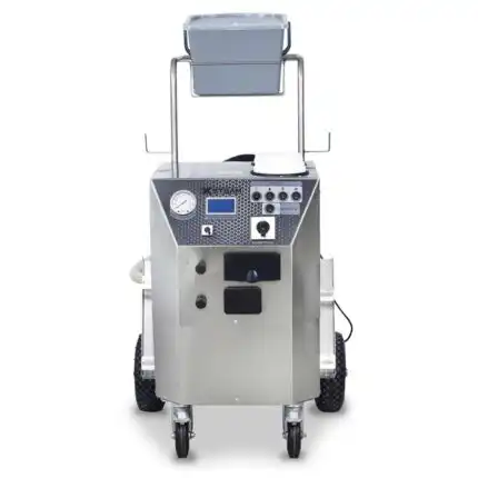 Metalni Paročistač Steam Italy XSTEAM na točkovima sa kontrolnom pločom, dugmadima, manometrom, digitalnim displejom, upravljačem i gornjim kontejnerom.