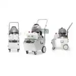 Tri mašine parocistaci Steam Italy 7500 od nerđajućeg čelika sa točkovima i više rezervoara nalaze se na beloj pozadini, svaka sa kontrolnom pločom.