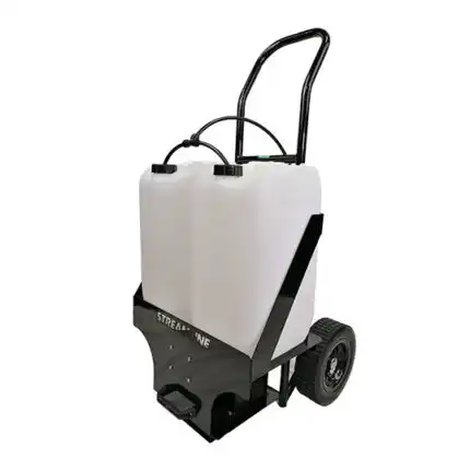 Streamflo 50L kolica za prskanje imaju jak metalni okvir, rezervoare sa dva točka, praktičan upravljač i creva za rezervoar. Idealan za čišćenje prozora i stakla sa svojim DI filterom, litijumskom baterijom i pumpom od 6,9 bara.