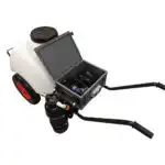 Streamflo 120L prenosiva prskalica sa rezervoarom ima crvene točkove, crnu ručku, otvoreni poklopac koji otkriva njegov DI filter 6.9L i litijumsku bateriju.