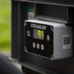 Digitalna kontrolna tabla Streamline dopunjuje napredni Streamflo 120L čistač stakla. Na ekranu je 99, KR kod desno, zelenilo iza.