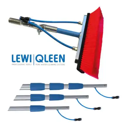 teleskop sa crvenim vlaknima za pranje solarnih panela, plava drška i creva, uz četiri plavo-srebrna produžetka za LEWI štap (2–12m); ispod stoji LEWI QLEEN Professional Tools Sistemi za čišćenje čiste vode.