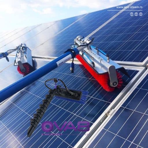 Aparat za čišćenje sa crveno-plavim četkama pere solarne panele pod vedrim nebom. Alat kojim se rukuje u prvom planu nagoveštava održavanje.