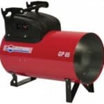 Crveni BIEMMEDUE GP 65M grejač na plin ima elegantan cilindrični dizajn sa čvrstim crnim metalnim postoljem, ručkom i kontrolnom pločom.