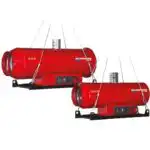 Dve velike crvene industrijske grejalice na dizel s oznakom Indirektni Dizel Grejač za Staklenike i Farme | BIEMMEDUE EC S 85, okačen za metalne sajle.