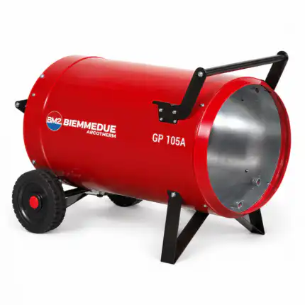 Veliki crveni industrijski grejač sa točkićima i crnim nogarama stoji na beloj podlozi, model BIEMMEDUE GP 105A Automatik 105kW, namenjen za snažno grejanje zahtevnih industrijskih prostora.