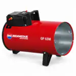 Crveni industrijski grejač sa crnom ručkom i nogarama, oznake BIEMMEDUE GP 65M Plinski Top za Grejanje | Manuelno Paljenje 66,25 kW, nalazi se na beloj pozadini. Prednji otvor je cilindričan i metalan.