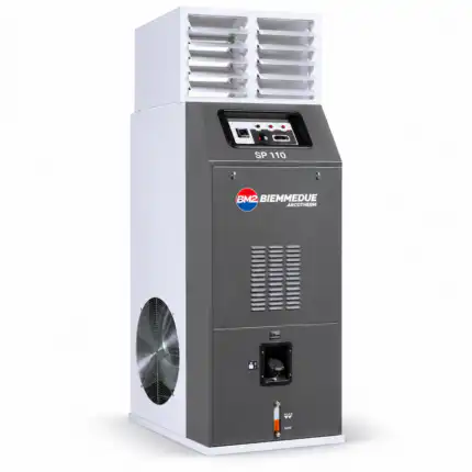 Veliki industrijski indirektni grejač BIEMMEDUE SP 110 ima otvor na vrhu, upravljačku ploču u sredini i bočni ventilator. Prednji deo je tamno siv, bočne strane su bele sa oznakom Industrijski Indirektni Grejač Dizel Prirodni gas TNG-LPG-Plin BIEMMEDUE SP 110 110,59 kW.