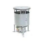 BIEMMEDUE GW Plinski Grejač je srebrni, cilindrični plinski grejač model GP 85A s kružnim gornjim delom, tri noge, gornjim otvorima za ventilaciju i plinskom kontrolnom jedinicom s logom GPL/LPG.