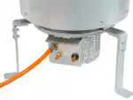 Krupni plan BIEMMEDUE GW vanjskog plinskog gorionika pokazuje njegovo tijelo od nerđajućeg čelika, narandžasto crevo povezano s ventilom i čvrste metalne noge.