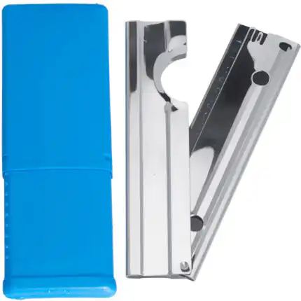 Pored dvije sjajne srebrne metalne oštrice sa urezanim, zaobljenim krajevima nalazi se plava plastična navlaka za držanje Patrona za strugač stakla 4cm LEWI.