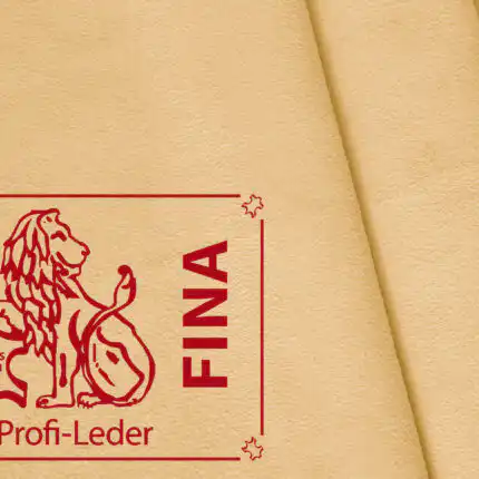 Bež tekstura kože sa podebljanim crvenim lavom i natpisom "ECHTES LEDER". U blizini su "FINA" i "Ein Profi-Leder", koji ističu vrhunski kvalitet LEWI Profesional Kožna krpa za prozore, 77cm x 54cm.