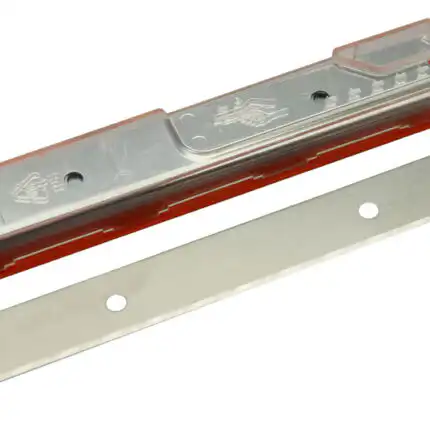 Rezervna sečiva za staklo LEWI ima metalnu oštricu sa dvema pravougaonim rupama i grebenom, u crvenom plastičnom držaču s prozirnim delom. Idealan je za čišćenje i savršeno se uklapa sa kantom za pranje prozora od 13 litara za blistave rezultate.